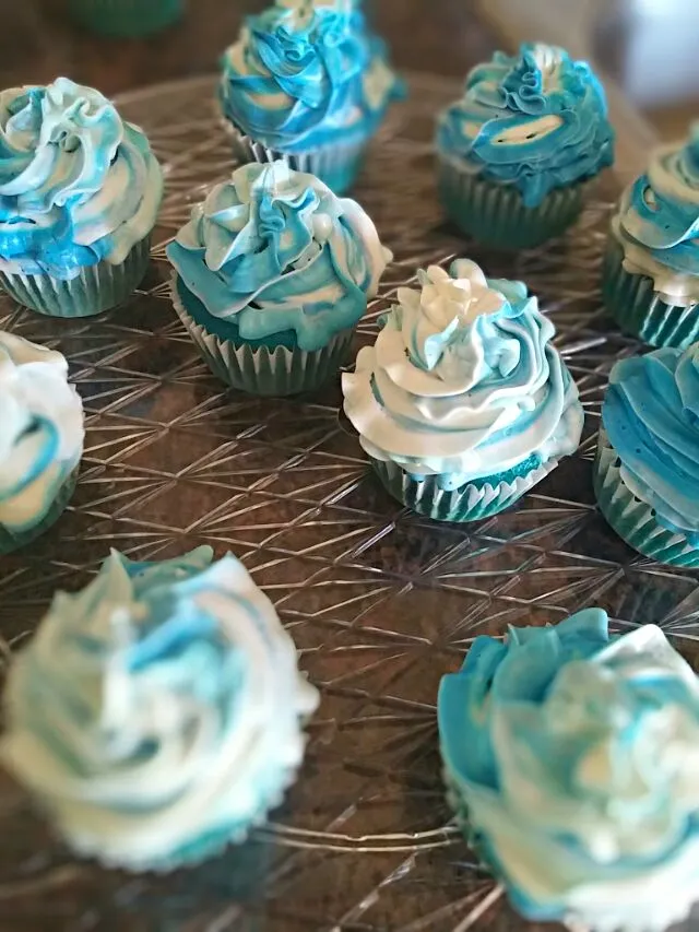 Snapdishの料理写真:blue vanilla cupcake with blue and white vanilla icing|Tanisha Turnerさん