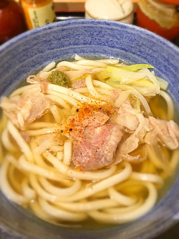 Snapdishの料理写真:ちょい肌寒い朝。香味豚うどんの季節がやってきた！食べる前から漂う鰹節の効いたダシの香り。豚肉とくたっとしたネギの甘さを柚子胡椒がシメてる。美味しいな〜|うきさん