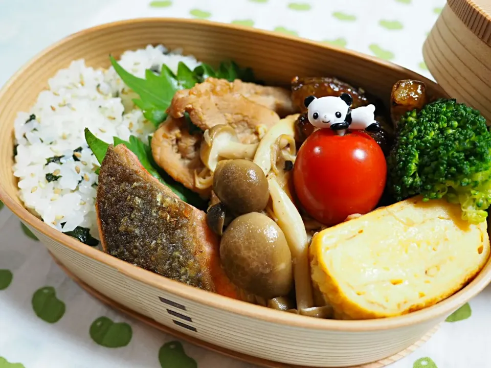 今日のわっぱ♪

わかめご飯
鮭のバター焼き＆きのこのバター炒め
生姜焼き
だし巻き卵
レンコンとさつまいもの甘酢炒め|つくねさん