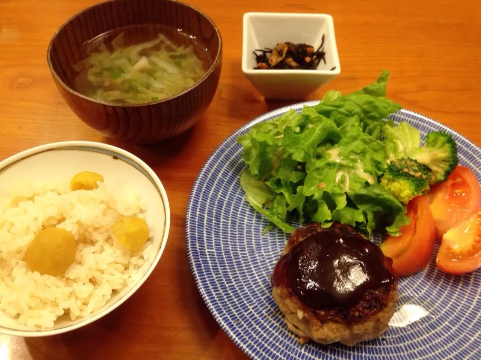 10/7 夕飯♪  栗ご飯 ハンバーグ ひじき煮  白菜とセロリのスープ|ikukoさん