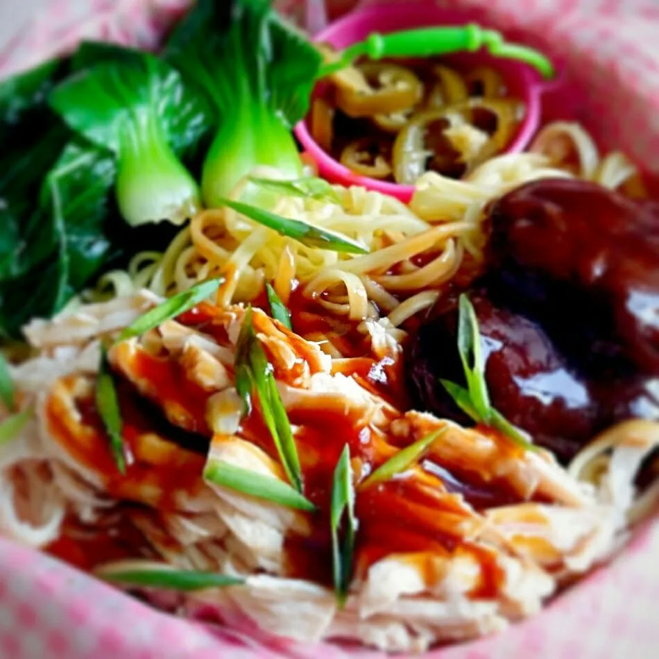 Chinese takeaway which I made just now for lunch - shredded chicken with blanched greens, braised shitake mushrooms n pickled green chilis|Chua Jeanさん