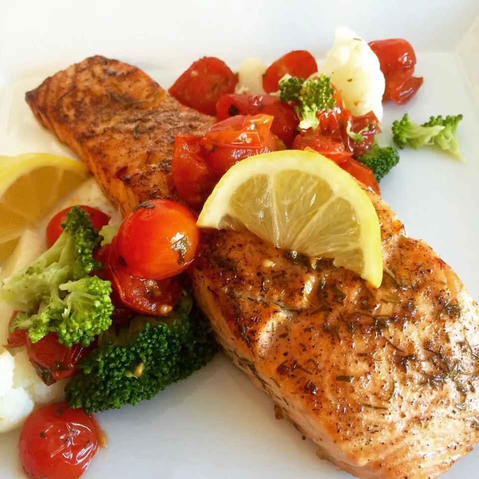 Wild Caught Alaskan Salmon over Broccoli & Cauliflower, topped with sweet tomatoes cooked in red wine and balsamic vinegar|Curt Chillさん