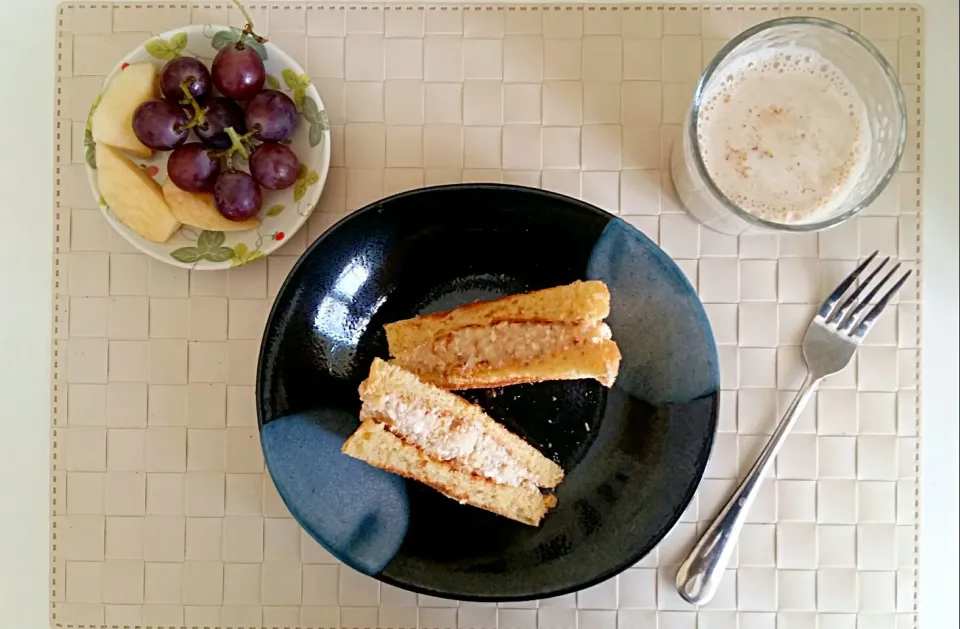 Breakfast: tuna sandwich(with apple, egg and cheese), grape, apple, latte.|Liciaさん