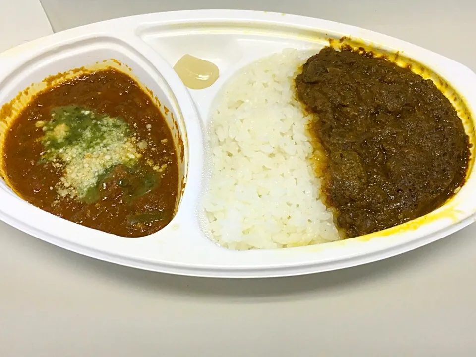 Snapdishの料理写真:カレー弁当（ミートボールのイタリアントマト煮込みカレーとオリジナルチキンカレー）@KOSUGI CURRY路面販売|カリー仙人さん