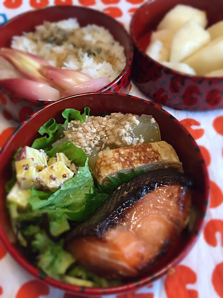 焼鮭、卵焼き、冬瓜そぼろ煮、サツマイモのサラダ、ゴーヤ塩昆布あえ、ミョウガ甘酢漬け、洋梨。|raku_darさん