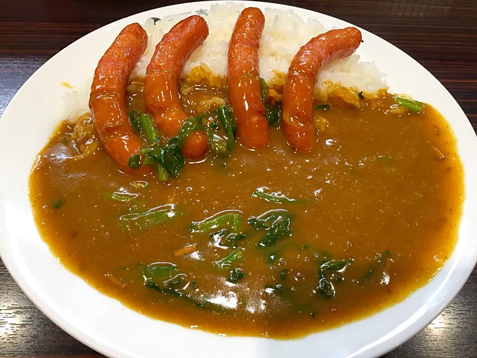 ソーセージカレーにほうれん草|マハロ菊池さん