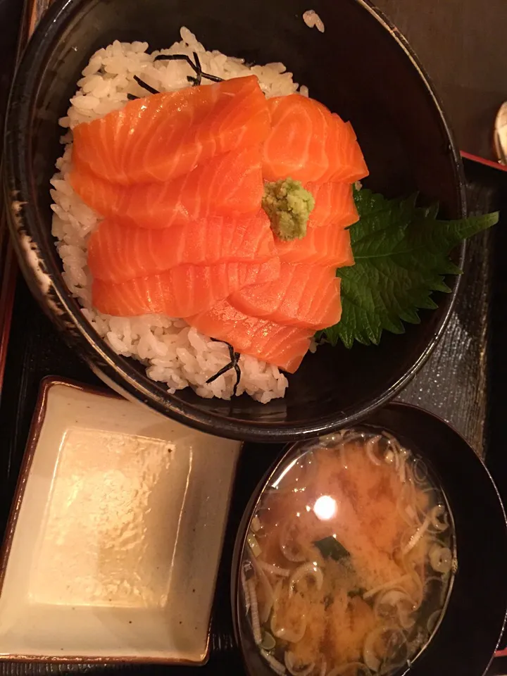 サーモン丼🐟|にゃんこさん