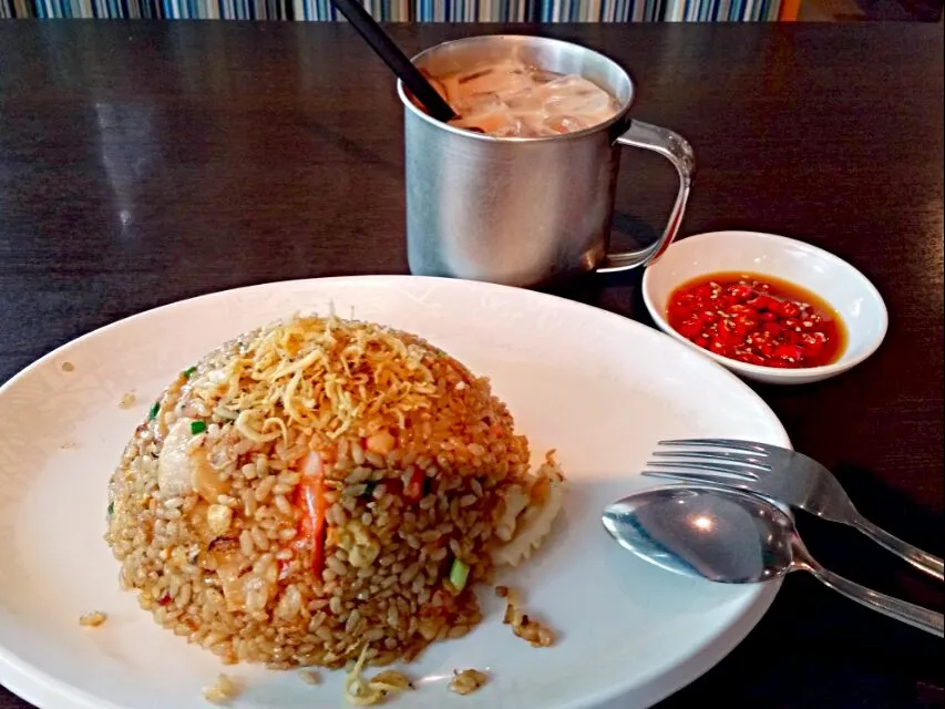 Enjoying my lunch today 😉😍 Seafood Fried Rice with Iced Milk Tea|🌷lynnlicious🌷さん