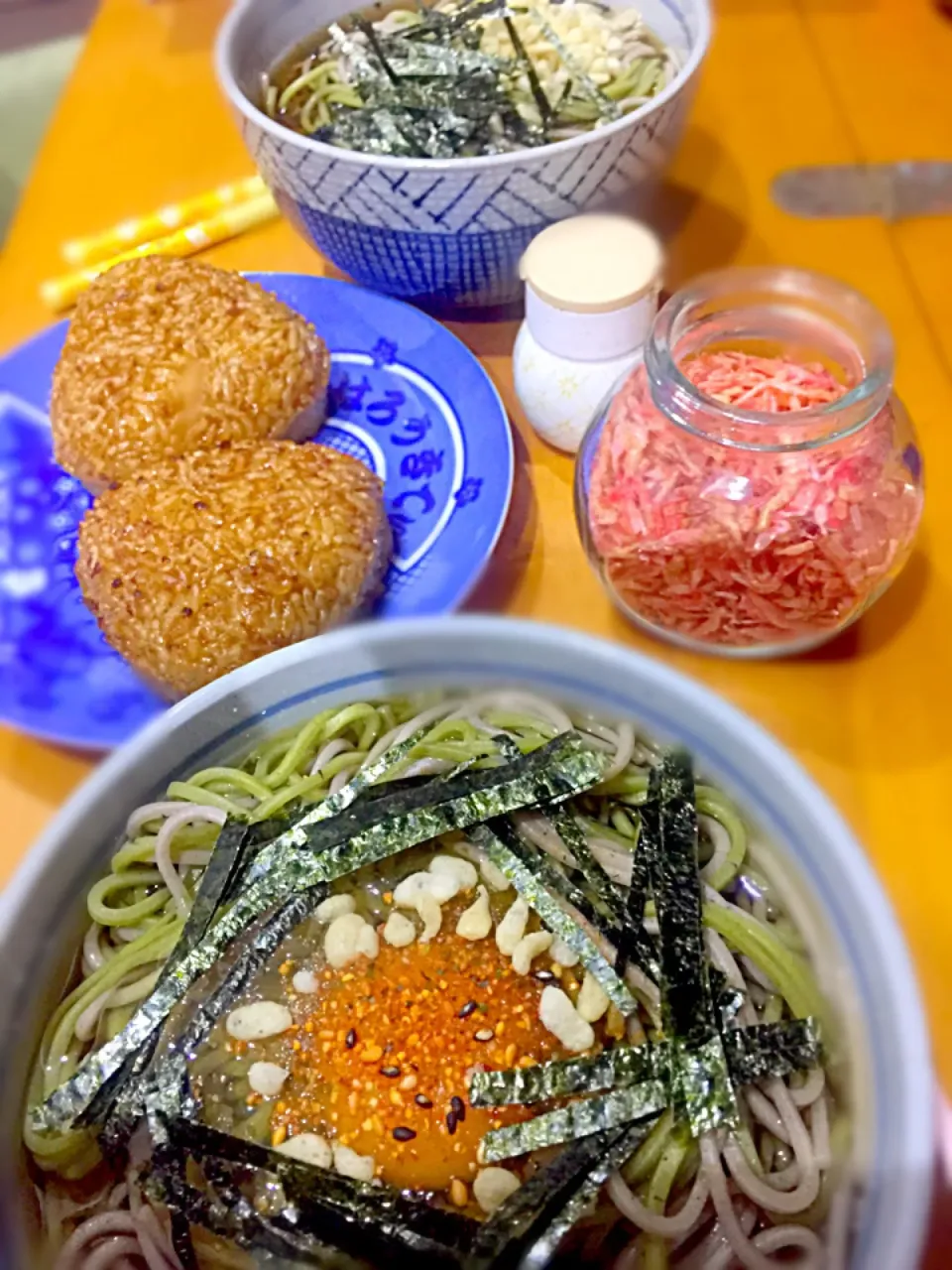 Snapdishの料理写真:月見茶蕎麦  海苔  揚げ玉  醤油焼きおにぎり|ch＊K*∀o(^^*)♪さん