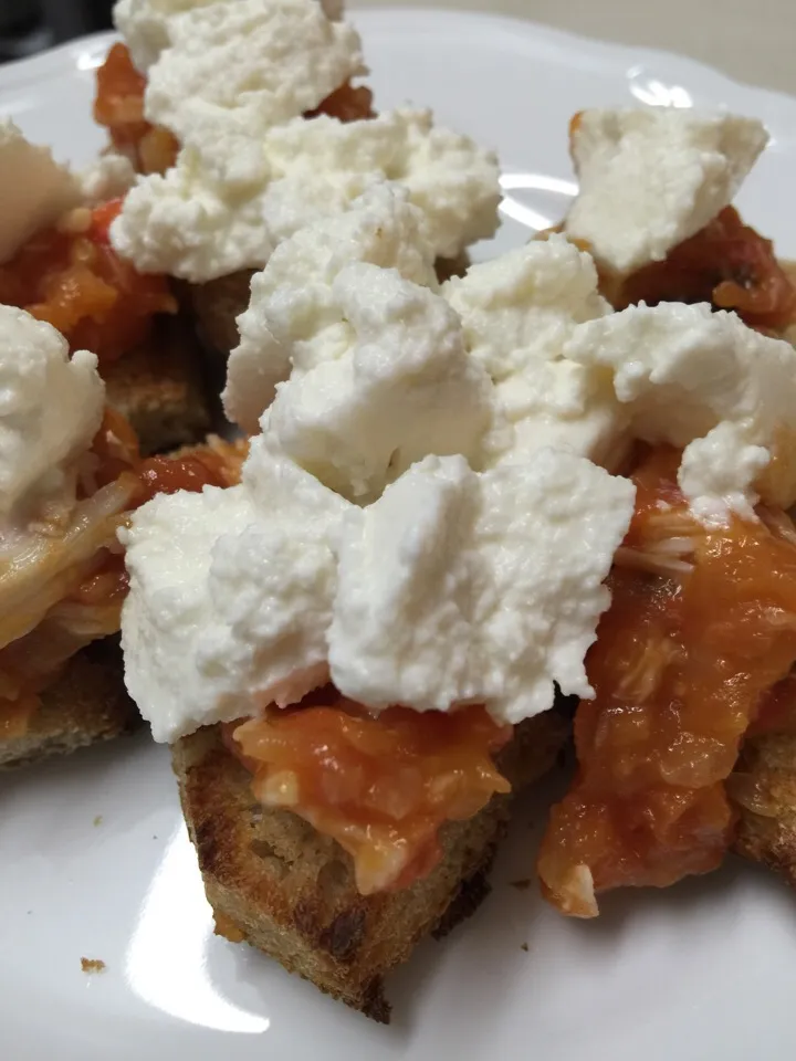 Homemade bread, homemade sauce with lots of tabasco with my favorite, Ricotta fresca by Fior DiMaso|jamieさん