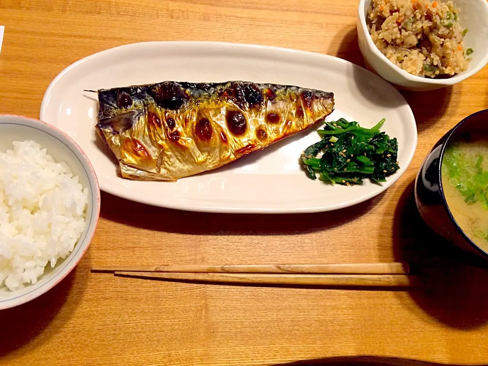 目指せ1日30品目⁉︎塩サバ定食。卯の花、さつまいもの味噌汁、ほうれん草のごま和えと共に。|pigmegさん