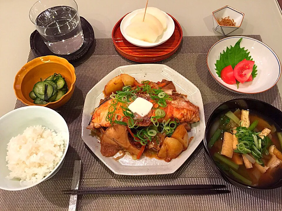 晩御飯                                【menu】鮭のちゃんちゃん焼き/  胡瓜とわかめの酢の物/  ミディトマト/   小松菜と玉ねぎのお味噌汁/  ちりめん山椒/  白ごはん/  梨|mutsumi☺︎さん