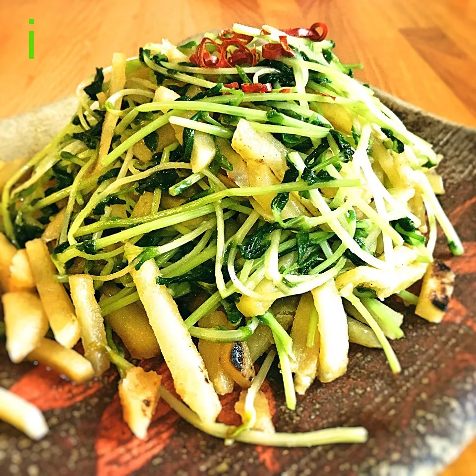 Snapdishの料理写真:咲きちゃんの料理 豆苗とじゃがいものシャキシャキにんにく炒め✨ 【Stir-fried pea sprout and potato / garlic flavored】|izoomさん