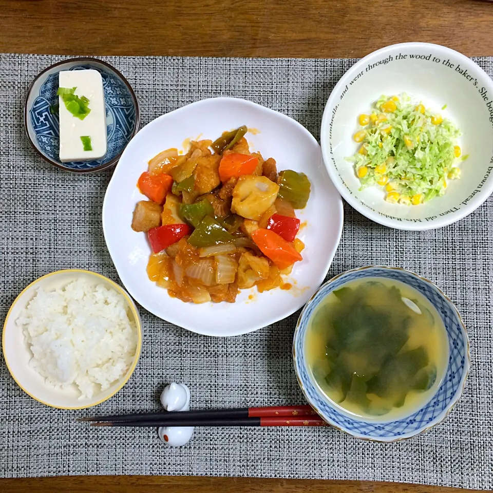 27.10.8 酢豚、コールスローサラダ、冷奴、わかめの味噌汁、ご飯|ponhoppelさん