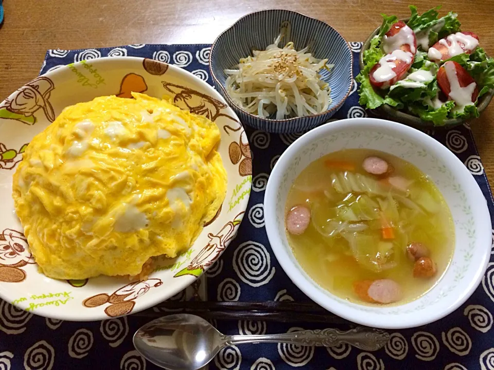 Snapdishの料理写真:10/8晩御飯
オムライス サラダ もやしのナムル 野菜とソーセージのスープ|sayakaさん