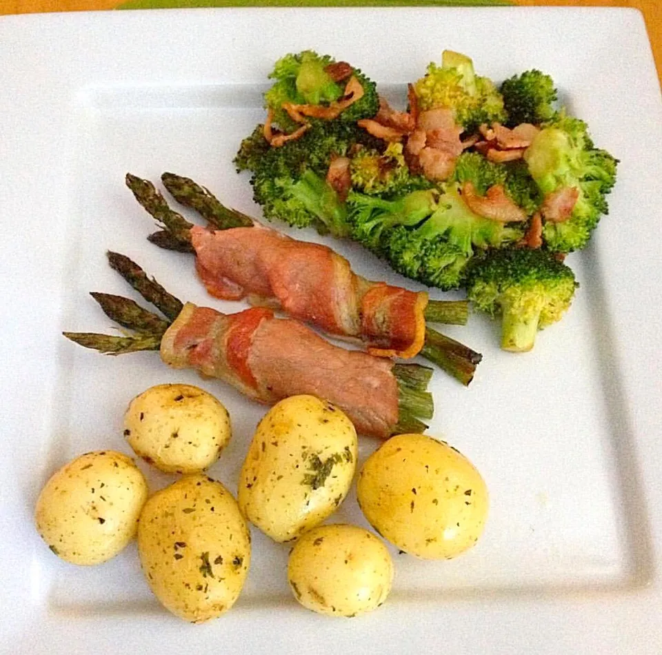 Dinner..Asparagus wrapped in bacon,baked potatoes and sautéed broccoli|bukky danielsさん