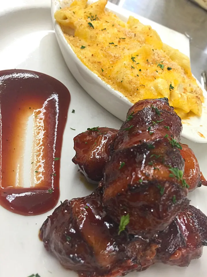 Snapdishの料理写真:BBQ Bacon Wrapped Meatballs w/Smoked Mac n Cheese|Chef Ampさん