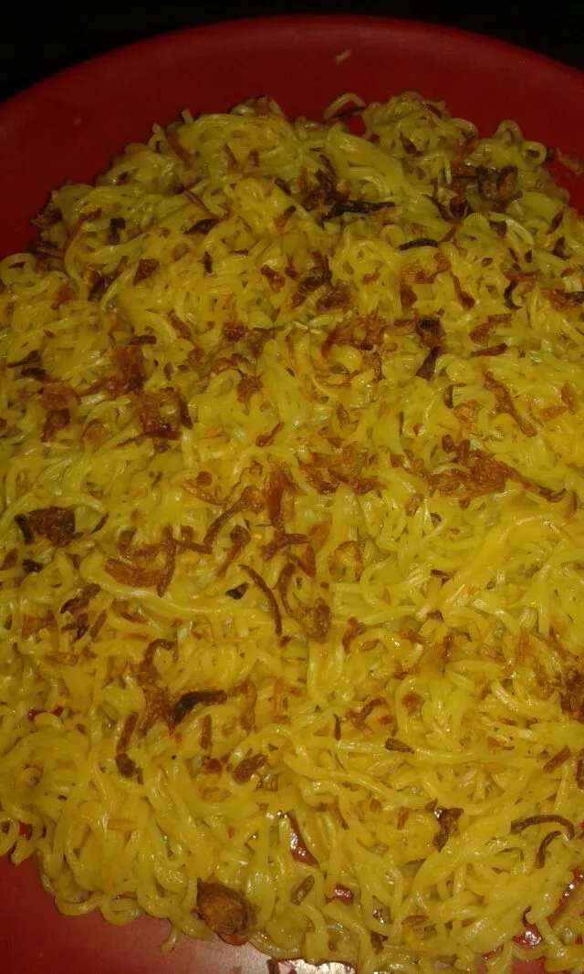 noodles with fried onion topping|shanmathi muthuvelさん