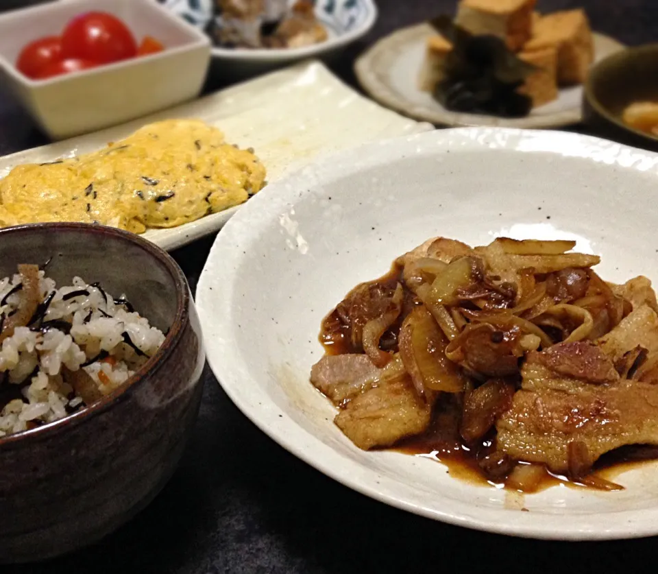 晩ごはん 加藤さんの焼肉 ひじき入り卵焼き ひじきごはん 厚揚煮 トマト 小松菜と油揚の煮浸し さんまの生姜煮|ぽんたさん