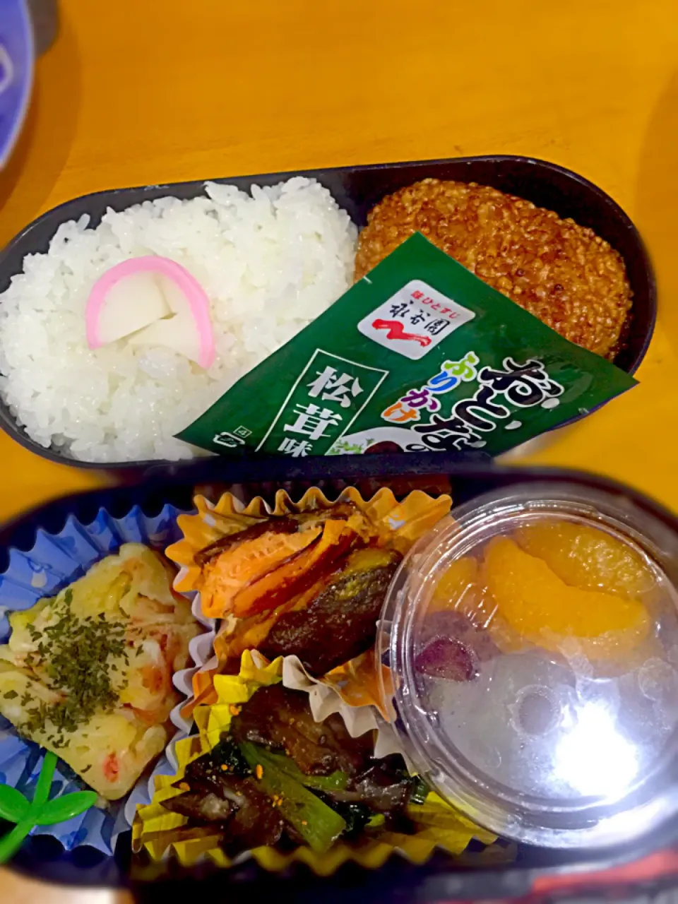 Snapdishの料理写真:子供お弁当🍱  鮭の西京味噌焼き  エビ入り出し卵焼き 舞茸と小松菜の炒め煮  葡萄と蜜柑のシロップ漬け🍇🍊  焼きおにぎり  蒲鉾  松茸味ふりかけ|ch＊K*∀o(^^*)♪さん