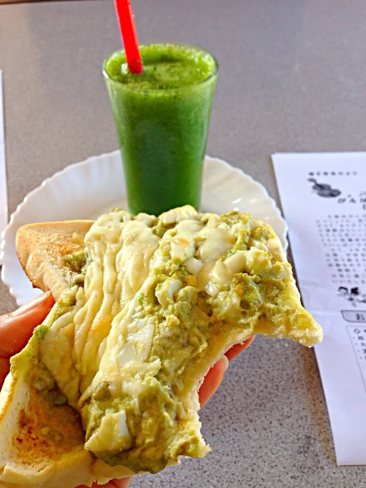 Green smoothie + avocado egg toast|viviさん