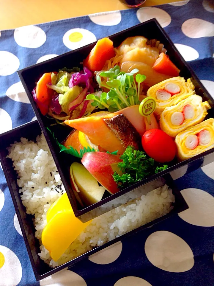 肉じゃがとシャケ弁当(^^)|愛ママさん