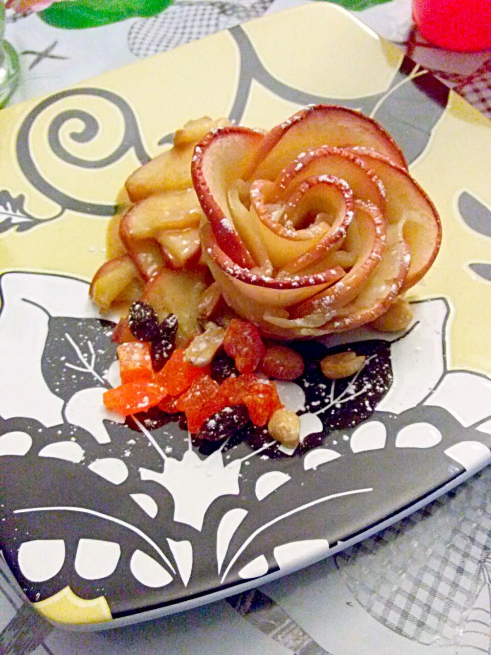 Apple roses cupcake with milk caramel apples and some dried fruits, topped with some powder sugar|Chef-Jonathan TRさん