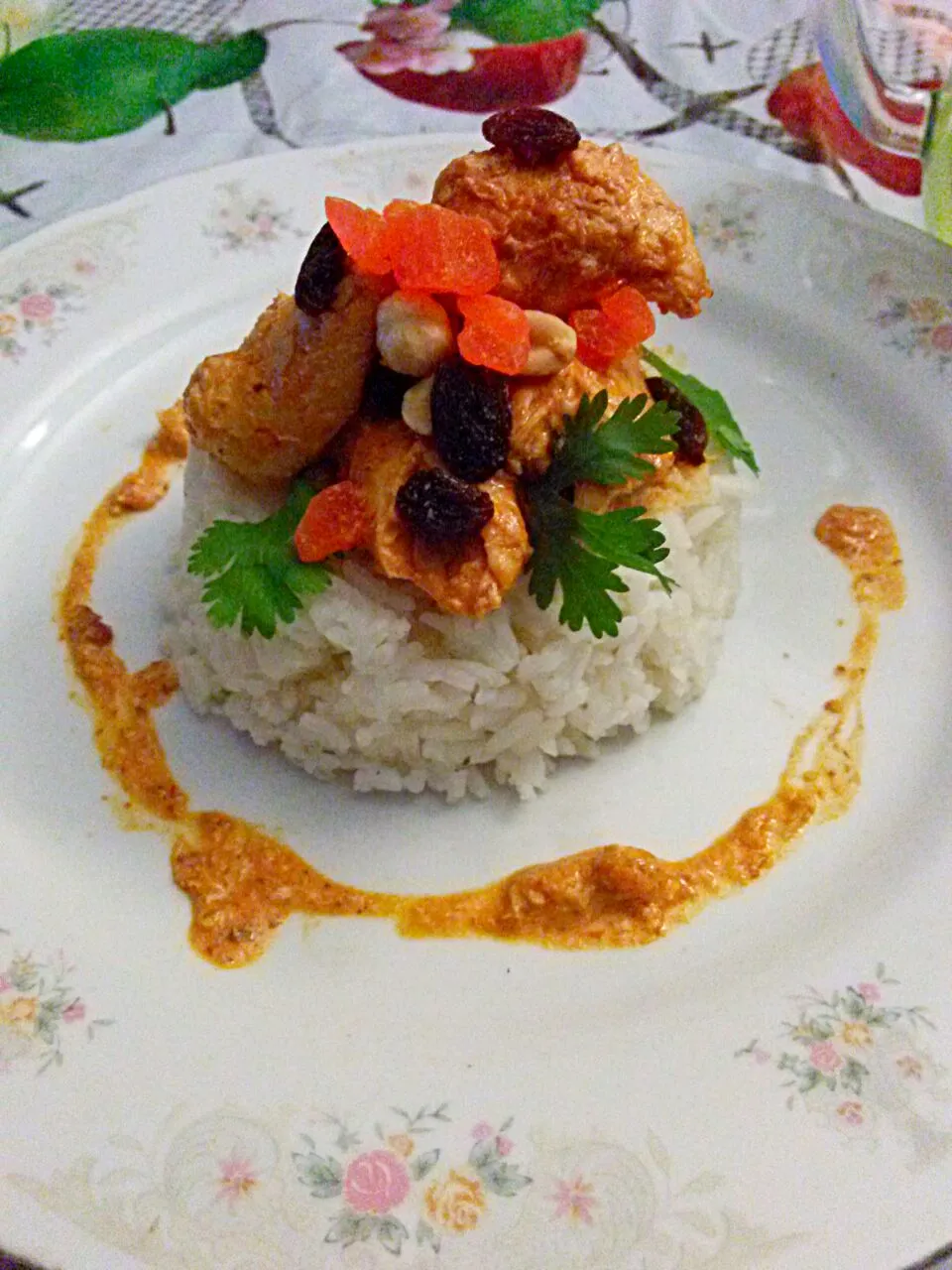 Chipotle chicken with steam rice , topped with dried fruits and cilantro.|Chef-Jonathan TRさん