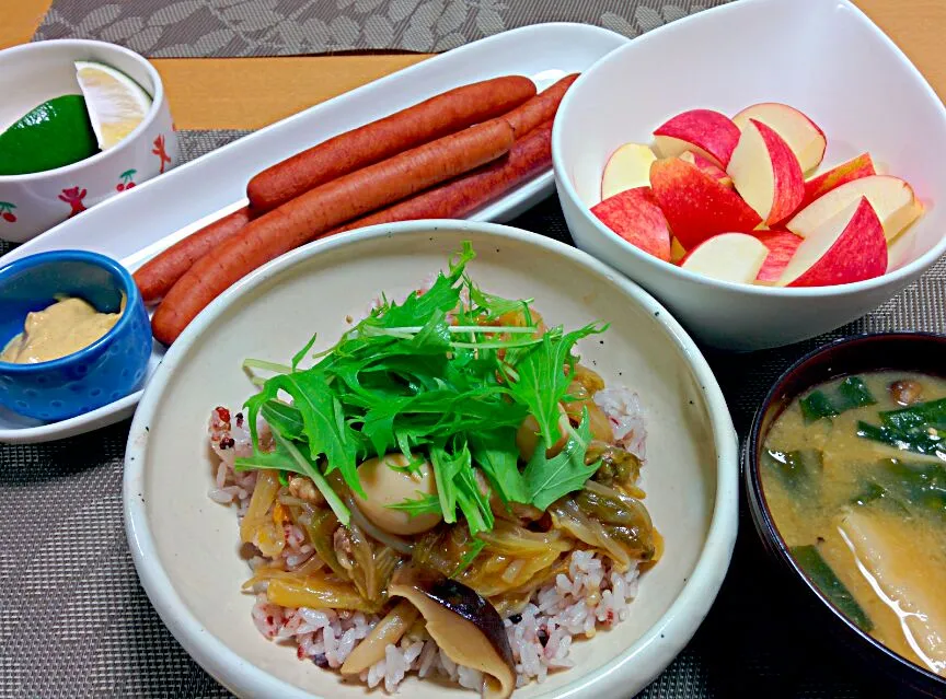 和風野菜あんかけ丼、燻製ソーセージ、里芋とシメジの味噌汁、リンゴ|ねむねこさん