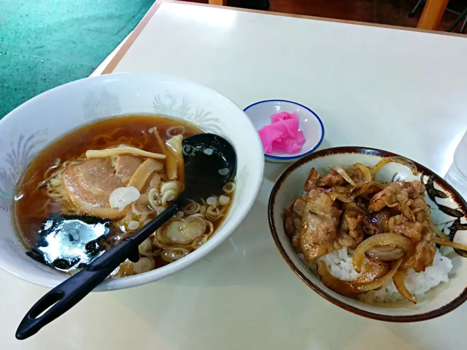 Snapdishの料理写真:【ランチ】焼肉丼とラーメン|oguteaさん