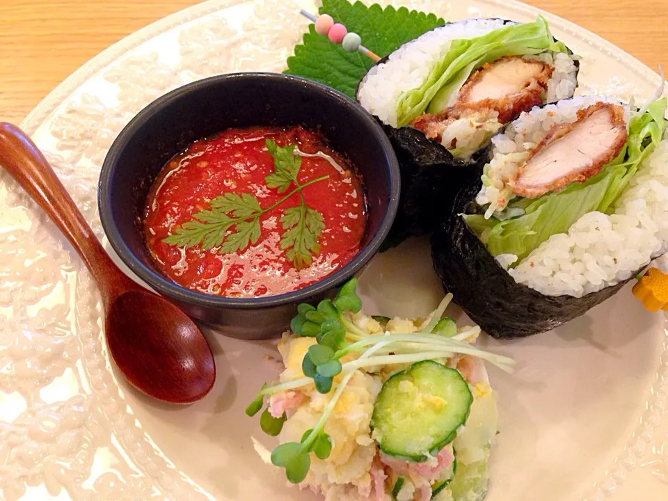 Snapdishの料理写真:重ね煮のトマトソース   チキンカツのおにぎらず   ポテトサラダ|プリュパリスさん