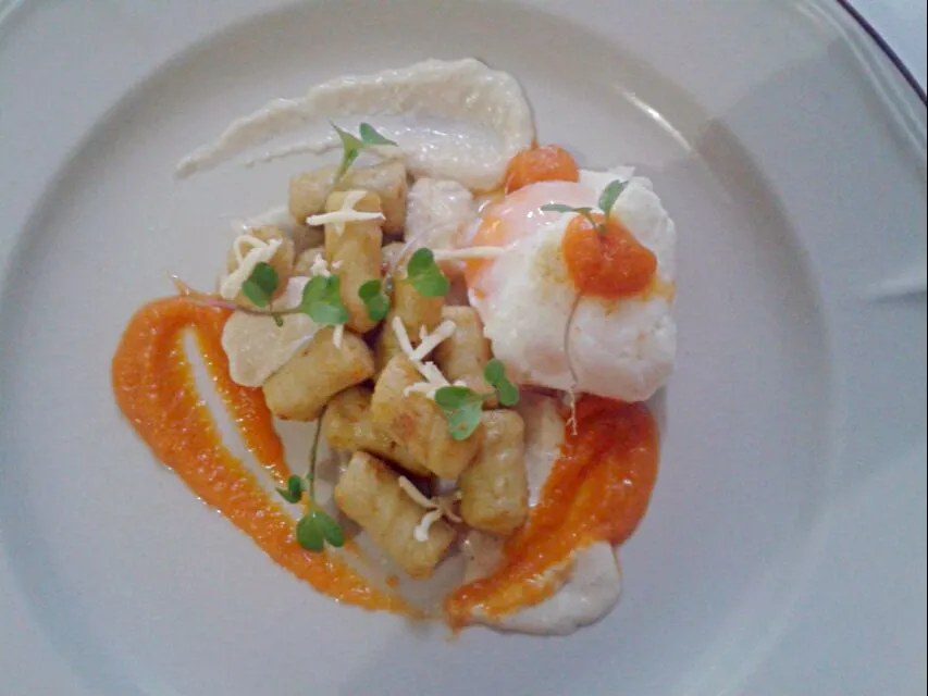 sweet potato gnocchi with poached egg in normanday sauce and carrot puree|hungry_picassoさん