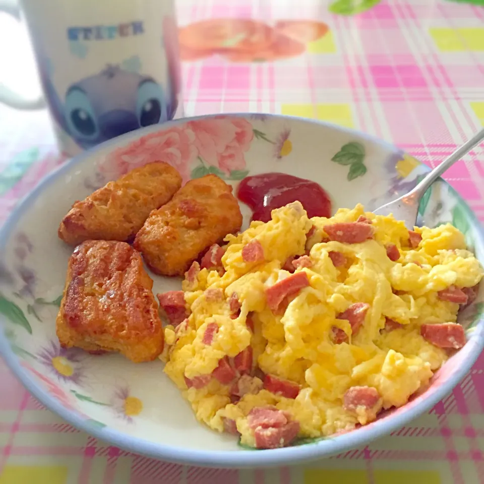 Cheese and sausage scrambled eggs with chicken nuggets.|해리さん