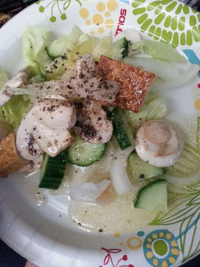 today's salad. ice berg, mushrooms, onions, and marinated tofu.|Polly Gelfusoさん