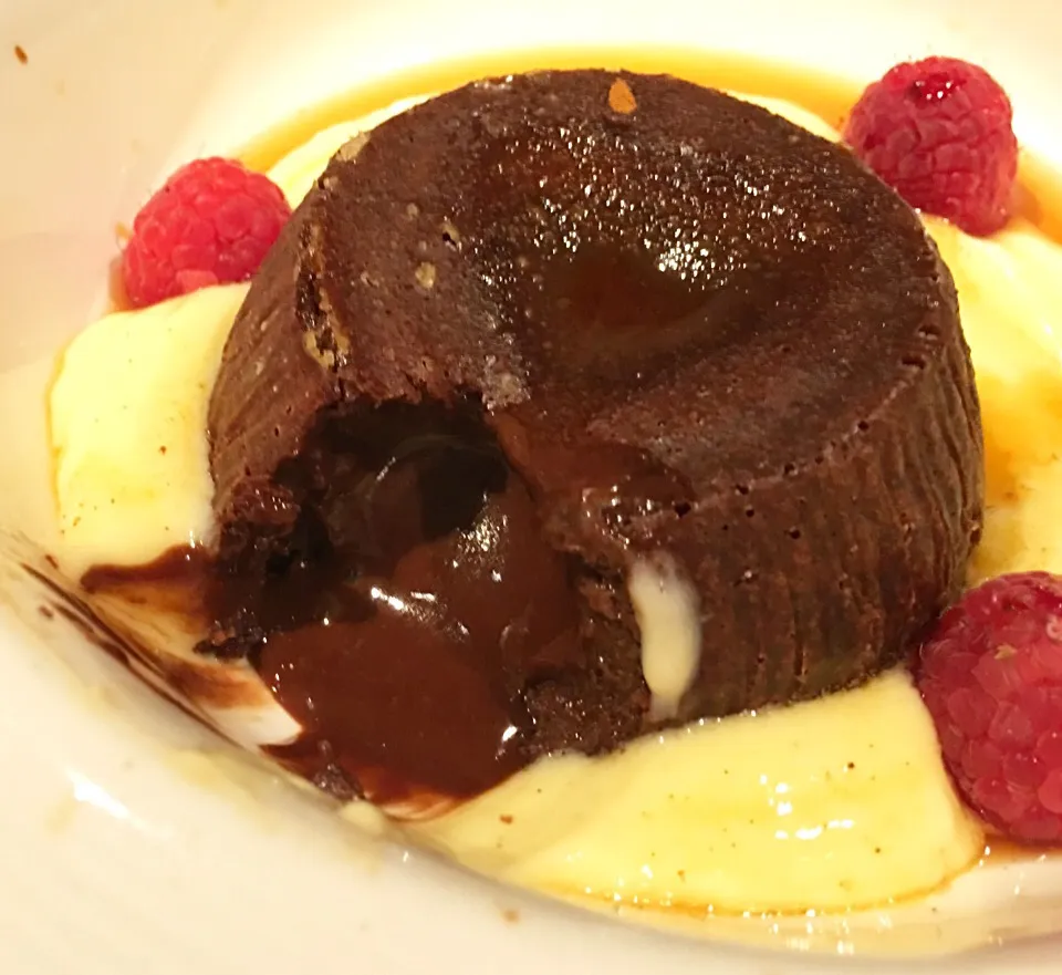 Molten chocolate lava cake with vanilla cream & amaretto@Zafferano Singapore|coxiella24さん