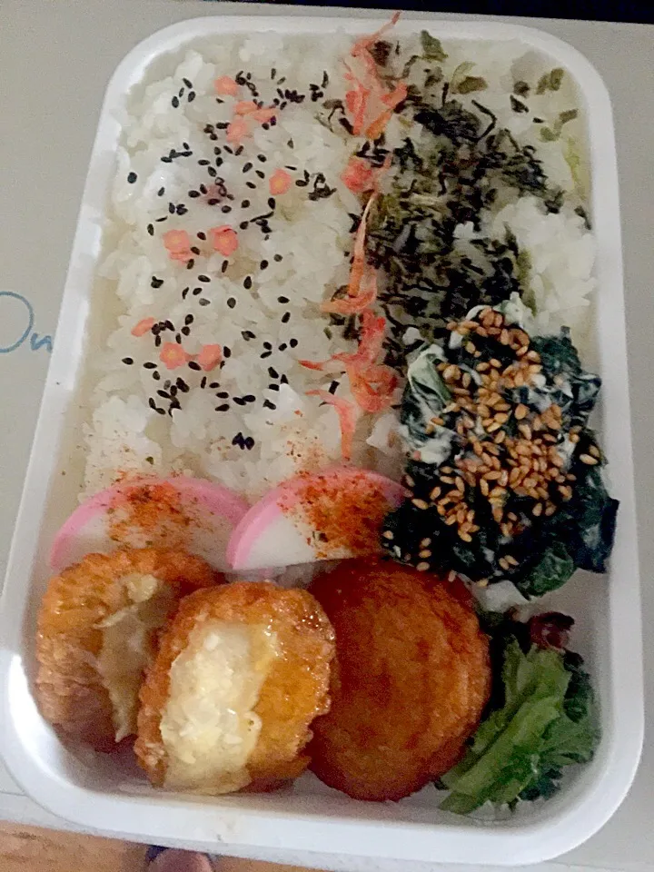 パパお弁当🍱  フライドチキンチーズのせ  玉葱のソテー  薩摩揚げ  蒲鉾  小松菜の胡麻和え わさび菜の漬け物  梅ごま塩  干し海老|ch＊K*∀o(^^*)♪さん