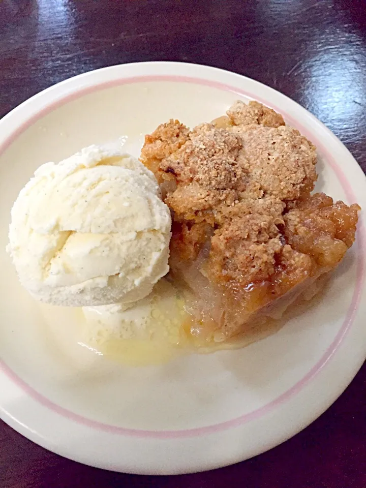 Apple cobbler with ice cream|Misaさん