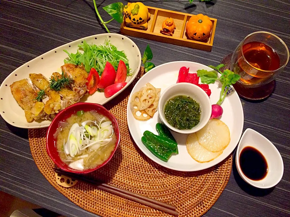 今夜はひとりごはん。チキンカレーソテー、彩り野菜グレープシードオイルソテー、ラディッシュ、めかぶ、あご出汁味噌汁です。|かれんさん