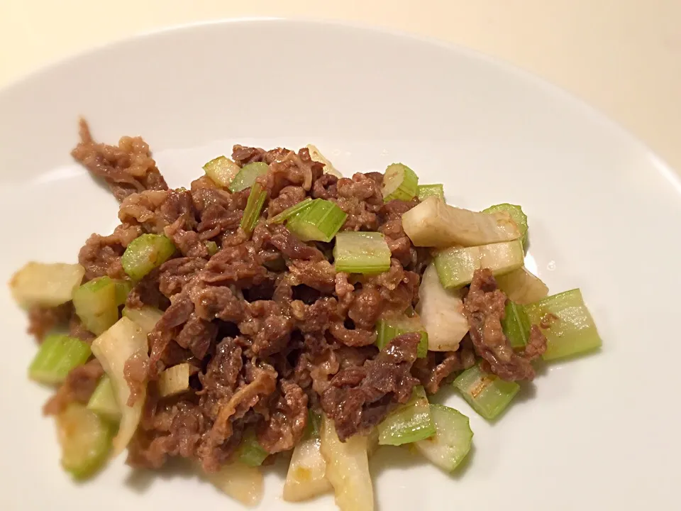 セロリと牛肉の炒め物 柚子胡椒風味|黒猫飲茶さん