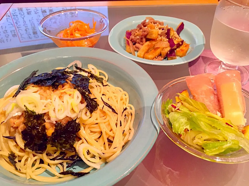 Snapdishの料理写真:今夜は1人なのでテキトー晩ご飯☆納豆パスタと残り物〜😋|Tomomi Booさん