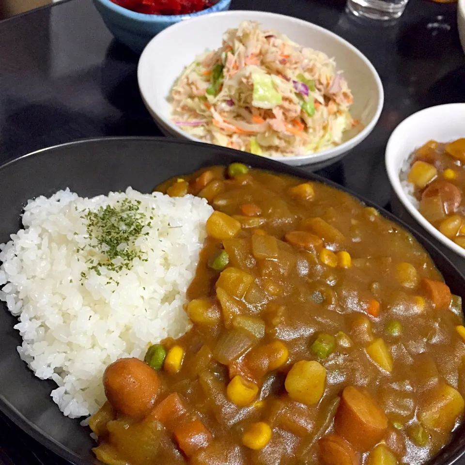 今日の晩ご飯は、じゃがいもたっぷりウインナーカレー、ツナのコールスローサラダ。|ゆえさん