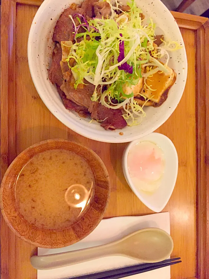 Beef sirloin & tofu donburi with shichimi|Sky Blueさん