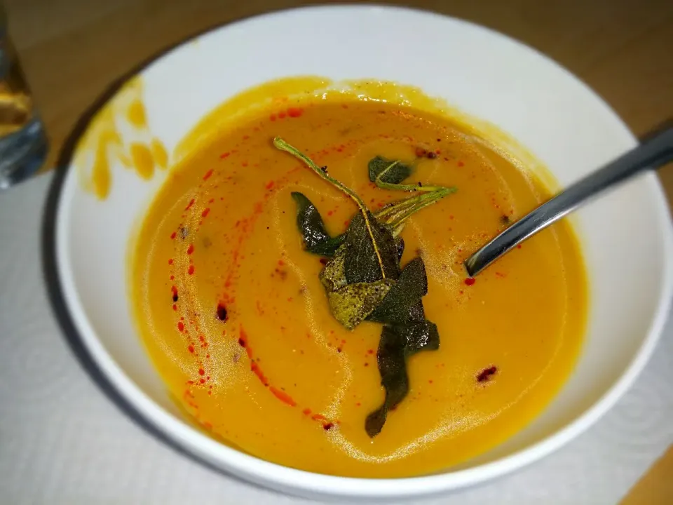 Butternut squash apple soup with fried sage|Thomas Bökerさん