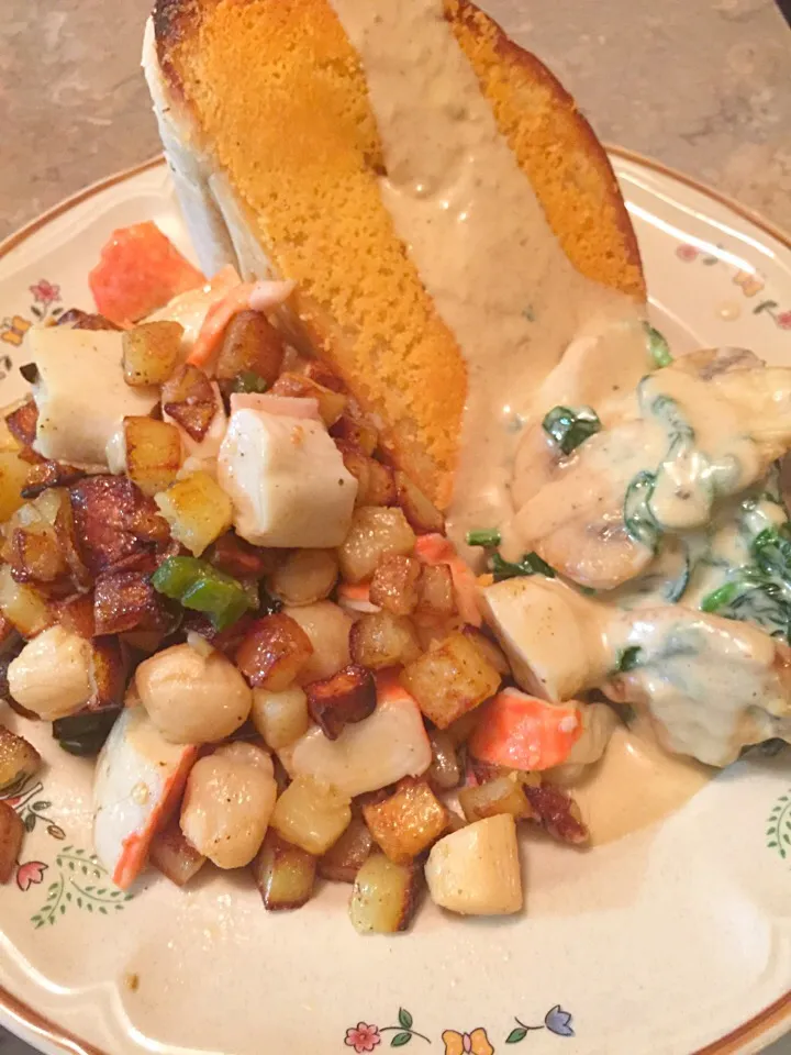 Snapdishの料理写真:Seafood n Jalapeño Hash w/Creamed Mushroom n Spinach and Parmesan Encrusted Garlic Bread|Chef Ampさん