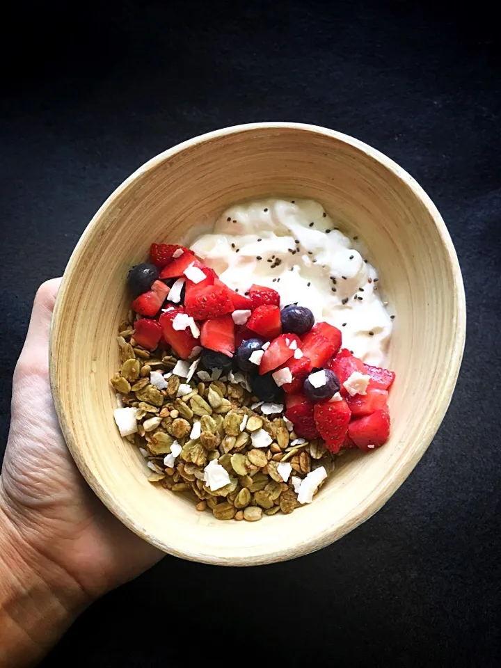 Greek yogurt with berries & granola|coxiella24さん