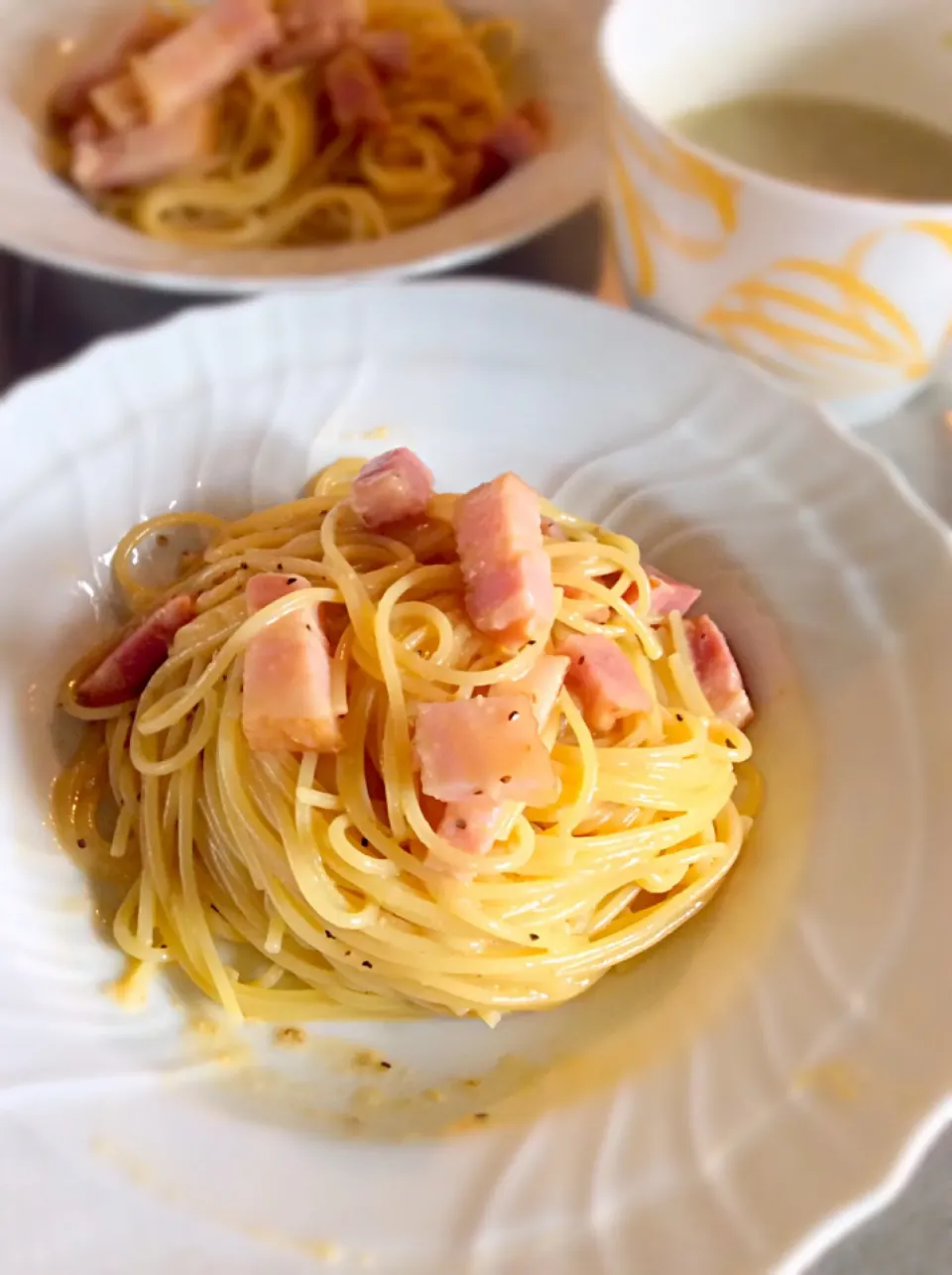 ふと、なんの前触れもなくカルボナーラが食べたくて食べたくてたまらなくなる現象に名前をつけれないものか… 今朝もなす術なく激情に身を任せて作ってみた。 昔の人は「ボナーラ様だ！ボナーラ様がおいでだ！」なんて言ってたに違いない。 奥は奄美大島のサツマイモの豆乳ポタージュ。|honeyhunterさん