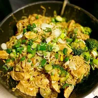 Chickenbreast with curry peanut noodles and brokkoli|Thomas Bökerさん