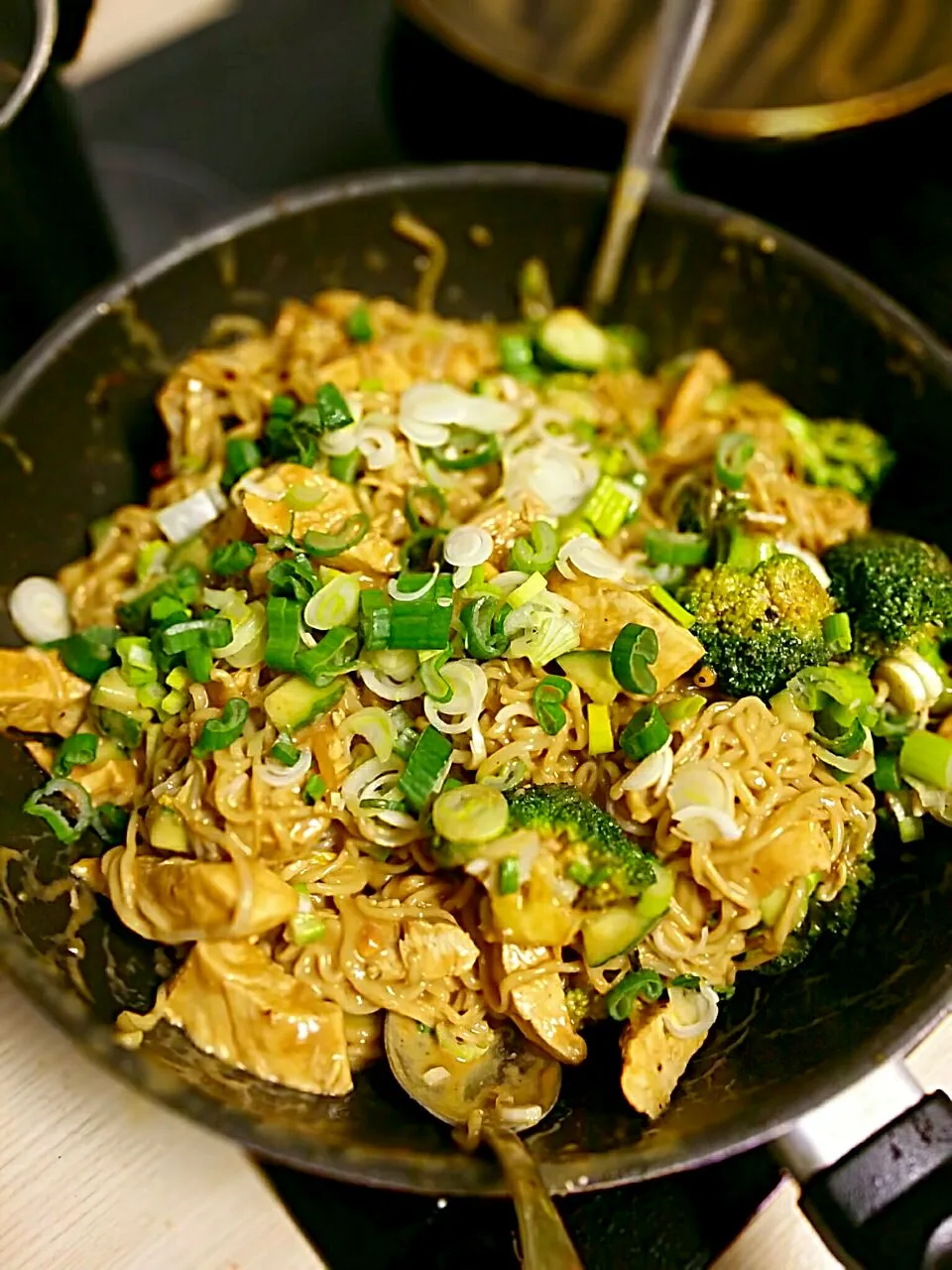 Chickenbreast with curry peanut noodles and brokkoli|Thomas Bökerさん