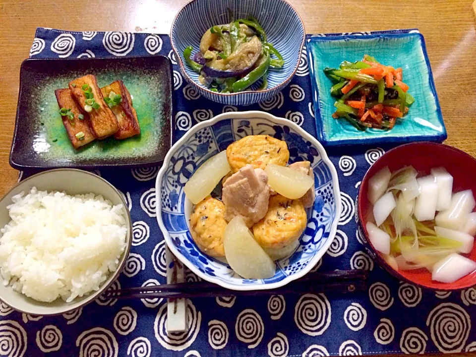 10/9晩御飯
鶏肉•大根•がんもの煮物 茄子とピーマンの味噌炒め バター醤油はんぺん 小松菜と人参の胡麻和え はんぺん入りお吸物|sayakaさん