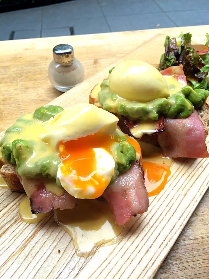 Snapdishの料理写真:Eggs Benedict Bondi cafe Tokyo|Piapplesさん